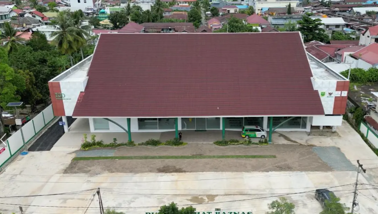 Dalam upaya meningkatkan kualitas hidup masyarakat Indonesia, Badan Amil Zakat Nasional (Baznas) telah meluncurkan Rumah Sehat Baznas, sebuah inisiatif monumental yang bertujuan untuk memberikan akses layanan kesehatan yang lebih baik kepada masyarakat, terutama bagi mereka yang kurang mampu. Peluncuran Rumah Sehat Baznas ini menandai sebuah langkah besar dalam mendukung program kesehatan nasional dan menyediakan fasilitas kesehatan yang memadai di berbagai daerah. Dengan visi untuk menciptakan masyarakat yang sehat dan produktif, Rumah Sehat Baznas diharapkan menjadi solusi bagi permasalahan kesehatan yang dihadapi oleh banyak individu dan keluarga di seluruh Indonesia. Artikel ini akan membahas berbagai aspek terkait peluncuran Rumah Sehat Baznas, manfaatnya, serta dampaknya bagi masyarakat. Sejarah dan Latar Belakang Baznas Baznas sebagai lembaga yang berfokus pada pengelolaan zakat, infaq, dan sedekah di Indonesia telah berperan aktif dalam berbagai program sosial. Didirikan pada tahun 2001, Baznas bertujuan untuk memberdayakan masyarakat melalui pengelolaan dana zakat secara profesional dan transparan. Selama bertahun-tahun, Baznas telah meluncurkan berbagai program yang membantu masyarakat dalam bidang pendidikan, ekonomi, dan kesehatan. Namun, tantangan dalam bidang kesehatan masih menjadi perhatian utama, terutama di daerah-daerah terpencil dan kurang terlayani. Dengan peluncuran Rumah Sehat Baznas, lembaga ini berusaha menjawab tantangan tersebut dengan menyediakan akses layanan kesehatan yang lebih baik. Konsep dan Fasilitas Rumah Sehat Baznas Rumah Sehat Baznas bukan sekadar klinik atau puskesmas biasa. Konsep yang diusung adalah rumah sakit kecil yang menyediakan layanan kesehatan primer dengan fasilitas yang memadai. Di dalam Rumah Sehat Baznas ini, terdapat berbagai fasilitas, seperti ruang pemeriksaan, ruang isolasi, dan laboratorium. Selain itu, Rumah Sehat Baznas juga dilengkapi dengan tenaga medis profesional yang siap memberikan pelayanan kesehatan yang berkualitas. Konsep ini bertujuan untuk menciptakan lingkungan yang nyaman bagi pasien, baik secara fisik maupun psikologis. Dengan adanya fasilitas yang lengkap dan tenaga medis yang handal, masyarakat diharapkan dapat menerima pelayanan kesehatan yang lebih baik dan lebih cepat. Dampak Peluncuran Rumah Sehat Baznas terhadap Masyarakat Peluncuran Rumah Sehat Baznas diharapkan memberikan dampak yang signifikan bagi masyarakat, terutama mereka yang kurang mampu. Salah satu dampak utama adalah peningkatan akses layanan kesehatan. Banyak daerah di Indonesia yang masih kekurangan fasilitas kesehatan, sehingga masyarakat harus menempuh jarak yang jauh untuk mendapatkan perawatan yang diperlukan. Dengan adanya Rumah Sehat Baznas, diharapkan masyarakat dapat mengakses layanan kesehatan lebih mudah dan cepat. Selain itu, Rumah Sehat Baznas juga berkomitmen untuk memberikan layanan medis secara gratis atau dengan biaya yang sangat terjangkau bagi masyarakat yang kurang mampu, sehingga mereka tidak lagi terhambat oleh biaya. Program dan Layanan Kesehatan di Rumah Sehat Baznas Untuk memenuhi kebutuhan masyarakat akan layanan kesehatan yang berkualitas, Rumah Sehat Baznas menawarkan berbagai program dan layanan. Di antaranya adalah pemeriksaan kesehatan rutin, layanan imunisasi, konsultasi gizi, dan program penyuluhan kesehatan. Selain itu, Rumah Sehat Baznas juga menyediakan layanan kesehatan bagi ibu dan anak, termasuk pemeriksaan kehamilan dan layanan persalinan. Dengan adanya program-program ini, diharapkan kesadaran masyarakat akan pentingnya menjaga kesehatan dapat meningkat, serta angka kematian ibu dan anak dapat ditekan. Rumah Sehat Baznas juga bekerja sama dengan berbagai pihak, termasuk pemerintah daerah dan organisasi non-pemerintah, untuk mengoptimalkan program layanan kesehatan yang ada. Tantangan dan Harapan ke Depan Meskipun peluncuran Rumah Sehat Baznas merupakan langkah positif, tantangan dalam pelaksanaannya tetap ada. Salah satu tantangan terbesar adalah memastikan keberlangsungan operasional Rumah Sehat Baznas, termasuk dalam hal pendanaan dan ketersediaan tenaga medis. Selain itu, sosialisasi kepada masyarakat juga menjadi kunci keberhasilan program ini, agar masyarakat dapat memanfaatkan layanan yang disediakan. Harapan ke depan adalah Rumah Sehat Baznas dapat berkembang lebih luas dan menjangkau lebih banyak masyarakat di seluruh Indonesia. Dengan dukungan dari berbagai pihak, termasuk masyarakat dan pemerintah, Rumah Sehat Baznas diharapkan dapat menjadi solusi nyata dalam meningkatkan kesehatan masyarakat. Kesimpulan Peluncuran Rumah Sehat Baznas merupakan langkah strategis dalam meningkatkan kualitas layanan kesehatan di Indonesia, khususnya bagi masyarakat yang kurang mampu. Dengan konsep yang komprehensif dan fasilitas yang memadai, Rumah Sehat Baznas diharapkan dapat memberikan akses yang lebih baik terhadap layanan kesehatan. Selain itu, berbagai program dan layanan yang ditawarkan akan membantu meningkatkan kesadaran masyarakat mengenai pentingnya menjaga kesehatan. Namun, tantangan dalam pelaksanaannya harus dihadapi dengan kerjasama dan dukungan dari semua pihak, agar inisiatif ini dapat memberikan manfaat yang maksimal bagi masyarakat. Dengan adanya Rumah Sehat Baznas, masyarakat diharapkan tidak hanya mendapatkan layanan kesehatan yang lebih baik, tetapi juga dapat merasakan dampak positif dalam kualitas hidup mereka. Semoga peluncuran ini dapat menjadi langkah awal yang baik dalam menciptakan masyarakat yang lebih sehat dan sejahtera di Indonesia.