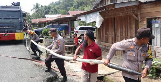 Polisi Salurkan 30 Ribu Liter Air Bersih ke Warga Birang Berau